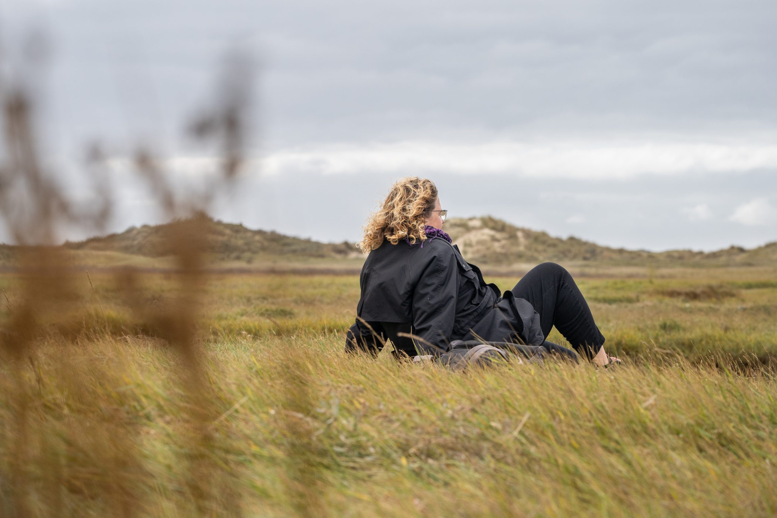 Ontspannen vrouw in overgave bij Texel retraite