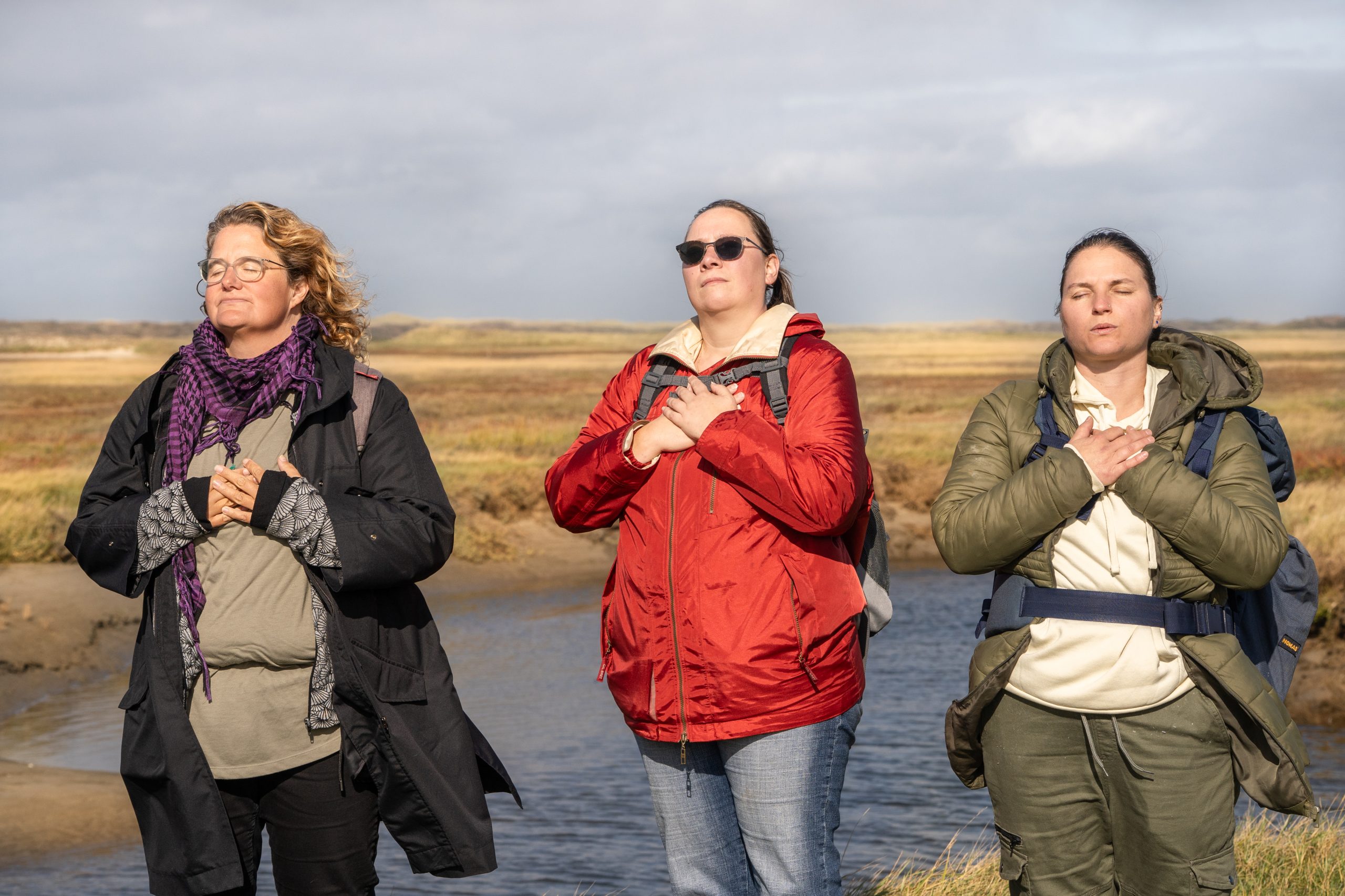 vrouwen genieten van de zon op de Texel retraite