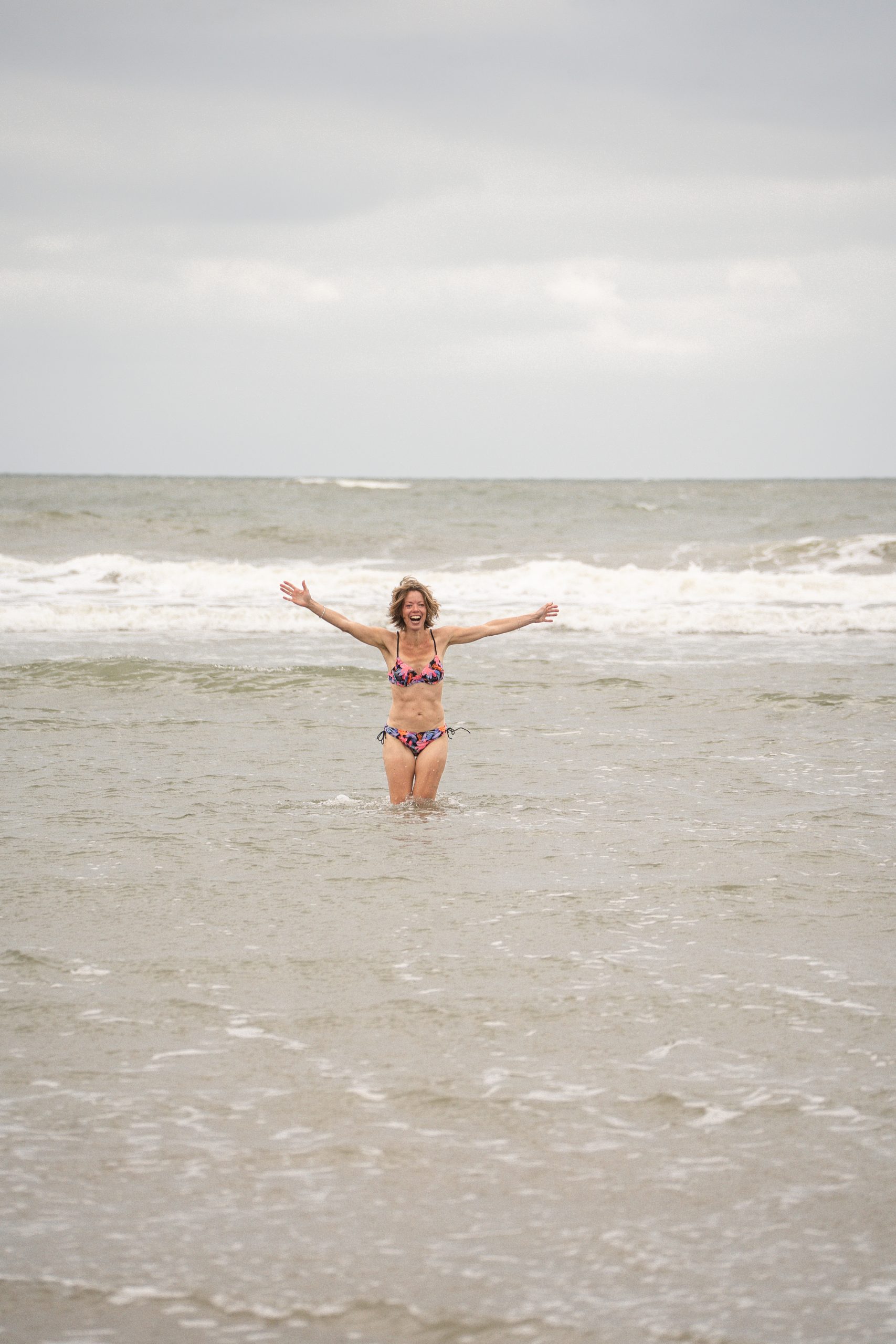 Koude dip Linda Mechielsen komt uit het water